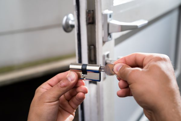 Locksmith in West Seventh, MN changing a door lock cylinder